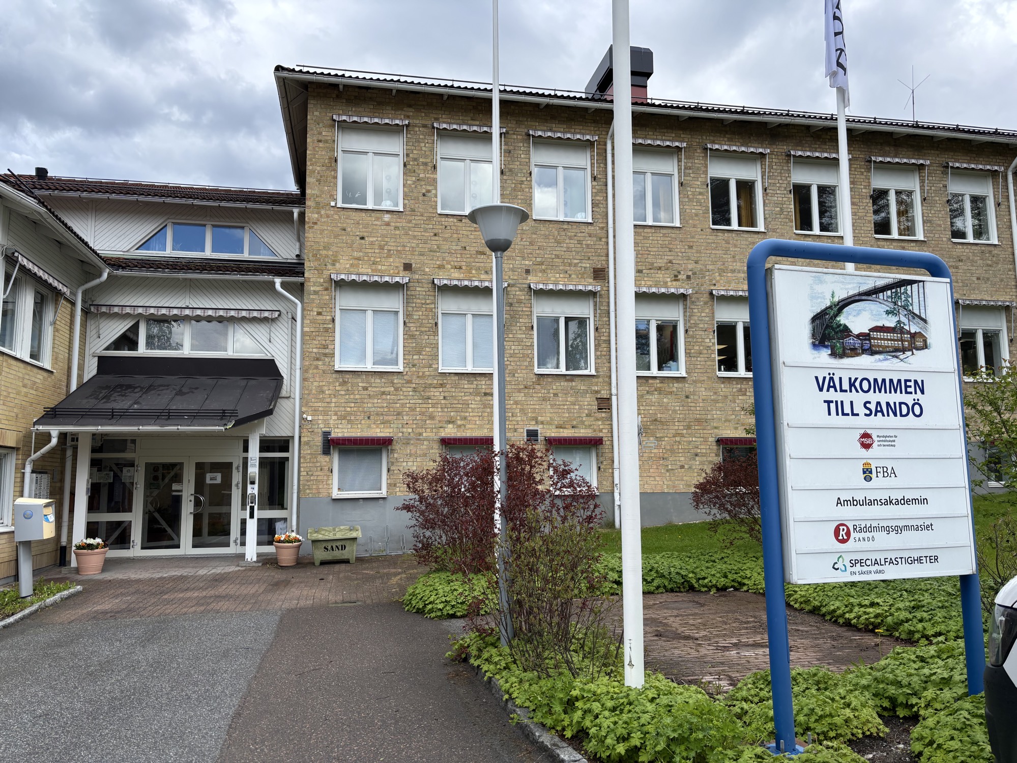 Ingången till MSB på Sandö, med skylt där det står ”välkommen till Sandö” 