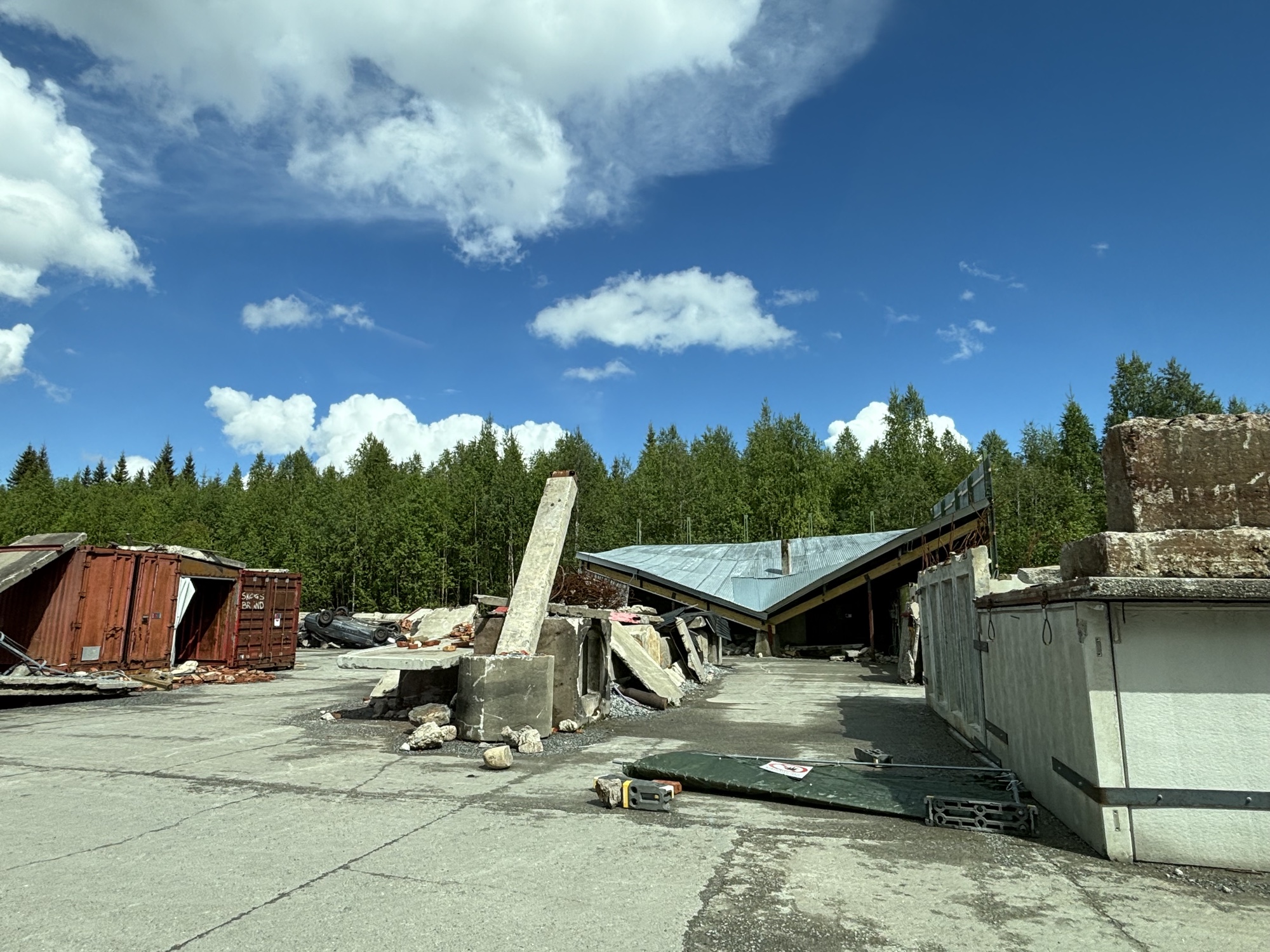 Ett uppbyggt övningsområde med raserade hus. 