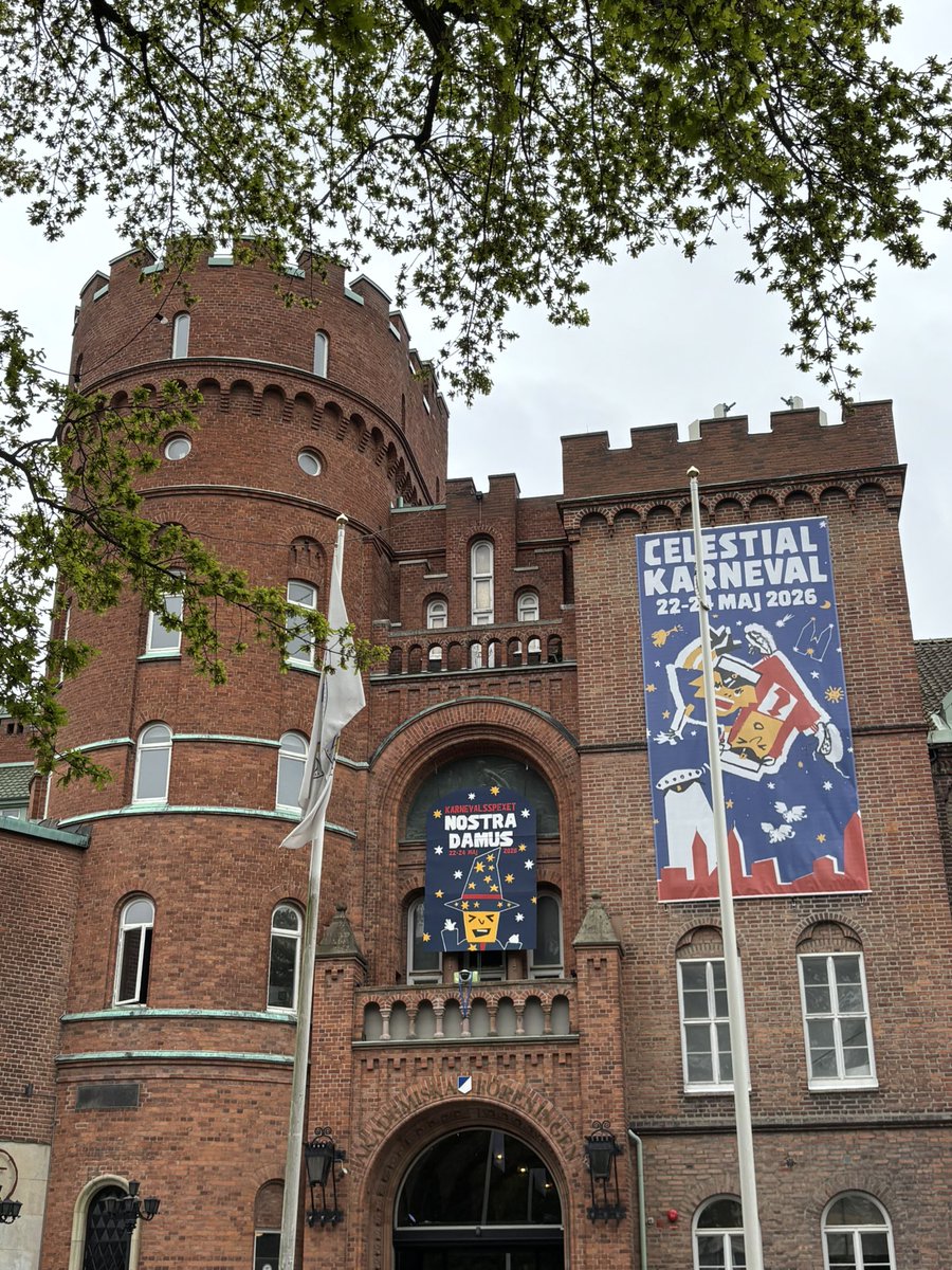 AF-borgen i Lund, fasad av rött tegel med stor blå affisch där det står Celestial karneval