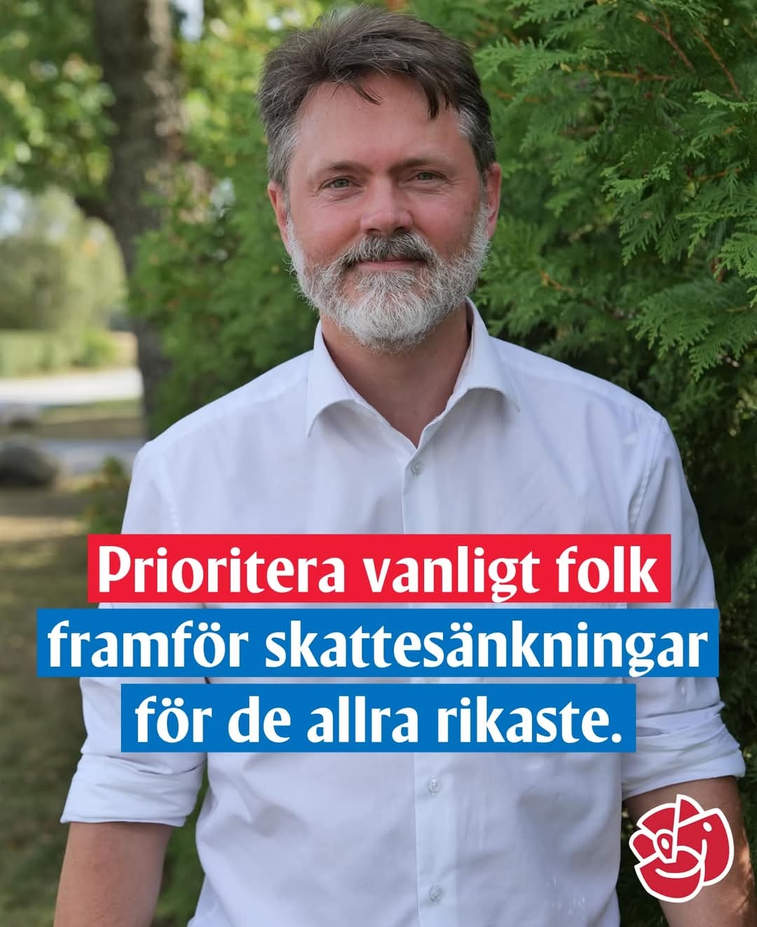 Prioritera vanligt folk framför skattesänkningar för de rikaste, säger Markus Kallifatides som på bilden står i vit skjorta med uppkavlade ärmar i en grönskande sommarmiljö.
